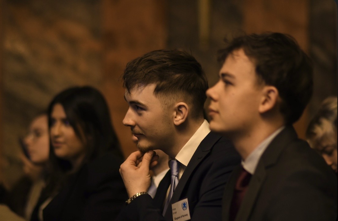 Philipp hört aufmerksam zu bei HCMUN