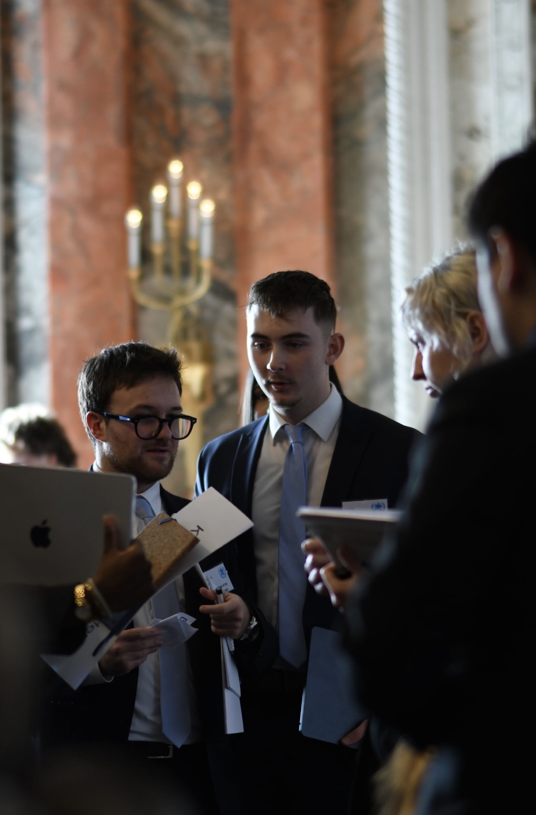Philipp bei HCMUN im Gespräch mit Delegierten