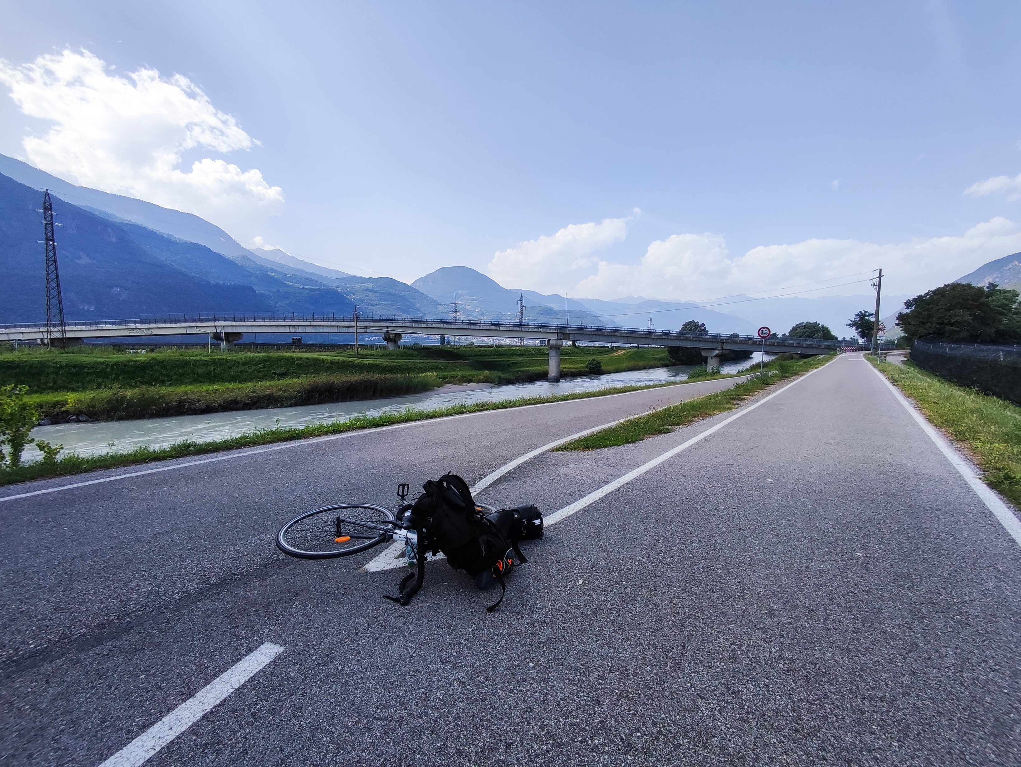 Rennrad auf Radweg mit Alpen