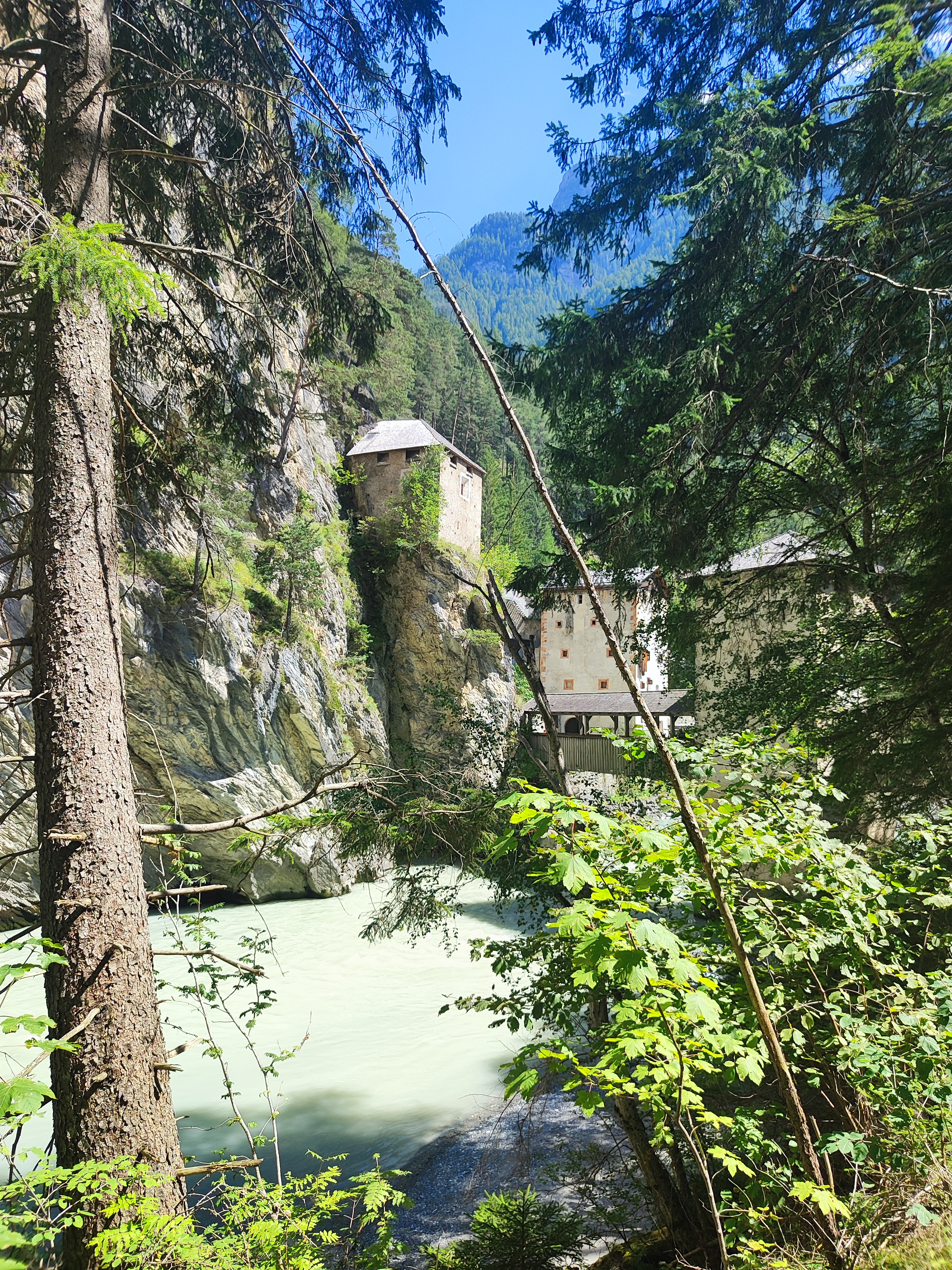 Klamm mit türkisem Wasser