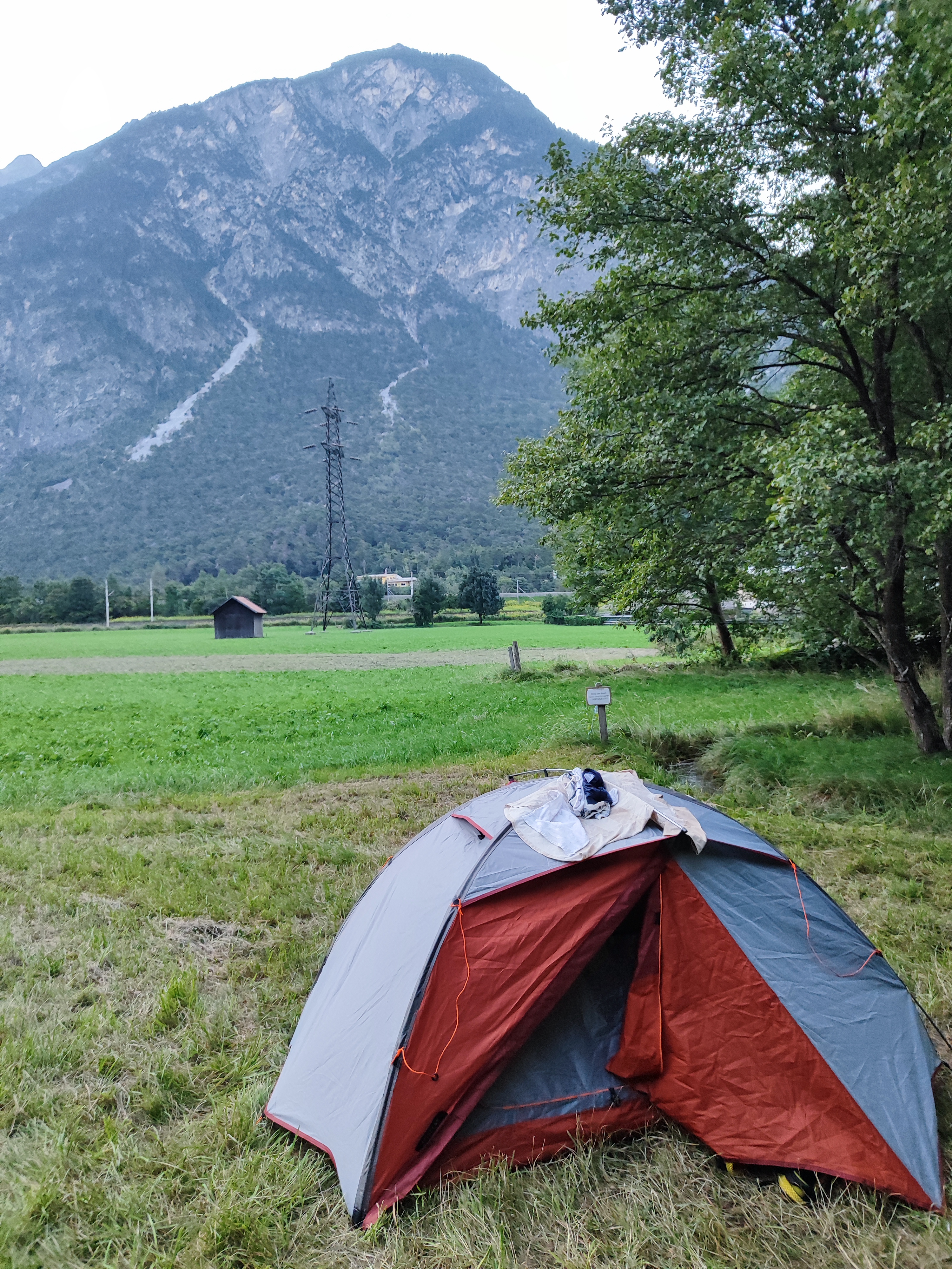 Zelt vor Bergpanorama